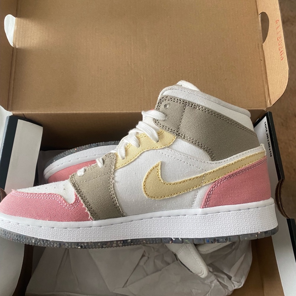Air Jordan 1 Mid SE GS ‘Pastel Grind’
